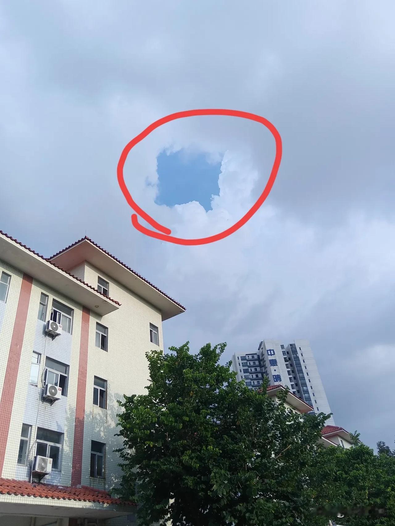中秋节你们还在赏月吗？太奥特啦！！！
快来看啊，天都被捅出一个窟窿。。。
我在南