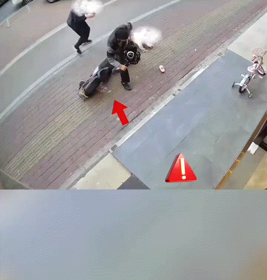 广东，一爸爸一边打电话一边带儿子女儿在门口玩耍，可这期间两个孩子则在人行道上来回