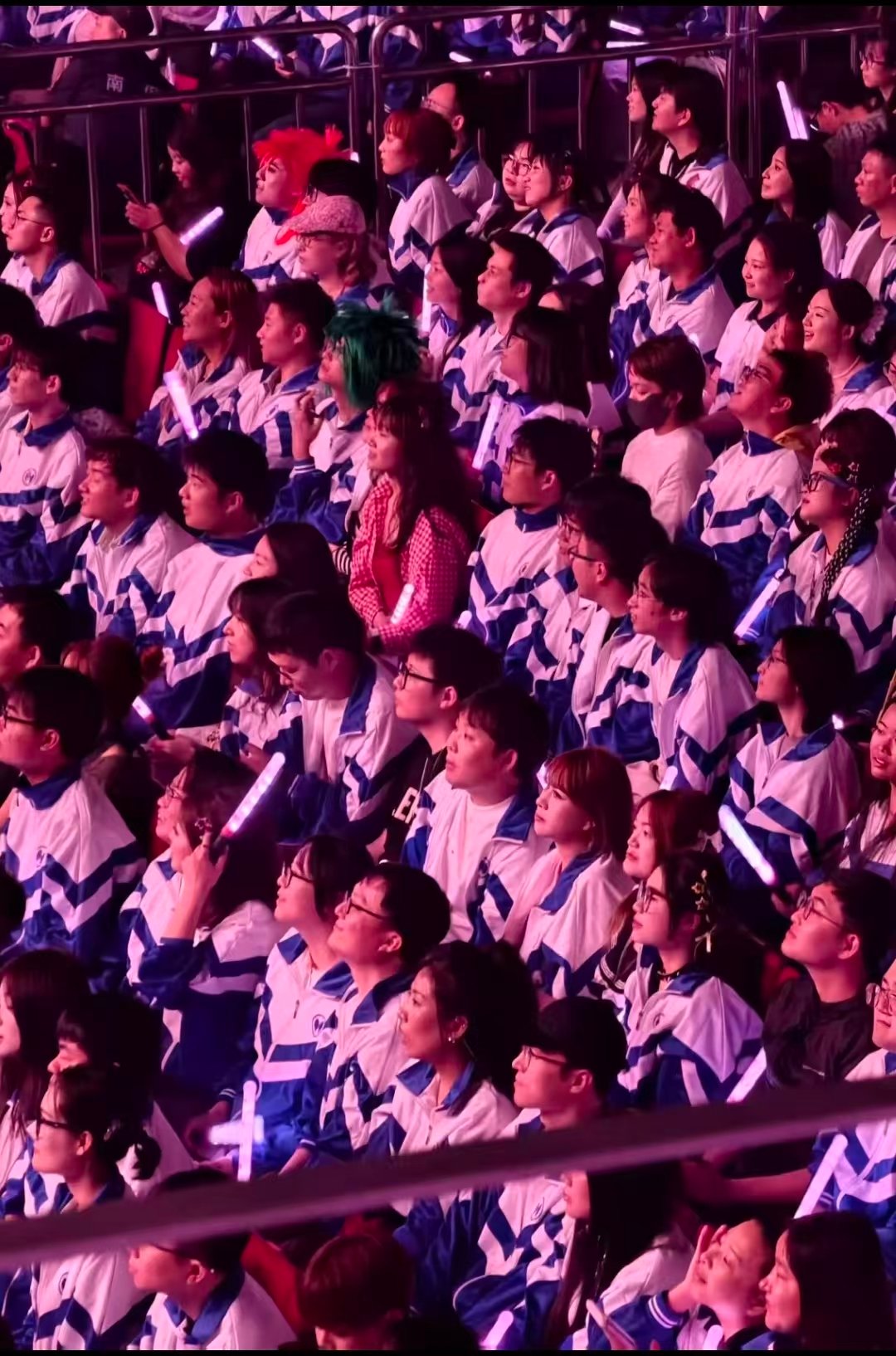 领徐良发的青春学籍卡徐良演唱会变返校派对徐良演唱会变返校派对 啊啊啊感觉自己又变