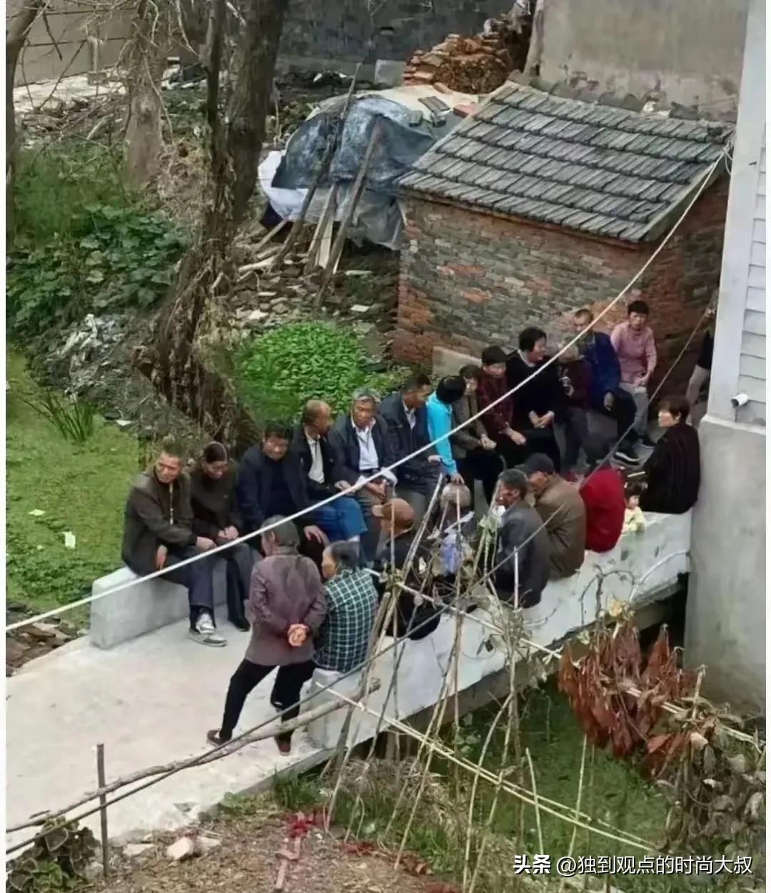 整个村子里的人都在这里了！他们在度着自己最后的光阴，日复一日，让他们最高兴的事情
