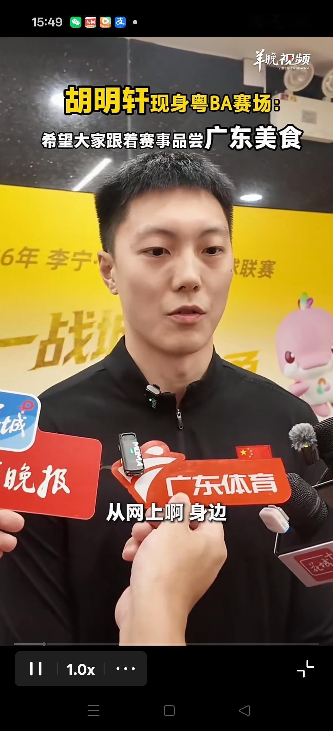 广东队球员胡明轩现身粤BA赛事。
杜峰指导和胡明轩两个人在场边一坐，我还以为是广