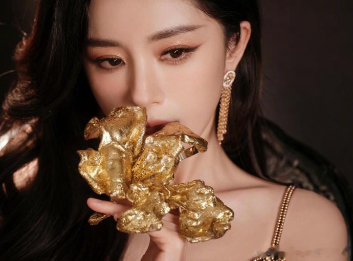 杨幂这身黑金渐变礼裙太绝了！细吊带设计勾勒肩颈线条，渐变亮片从金到黑超有层次感，