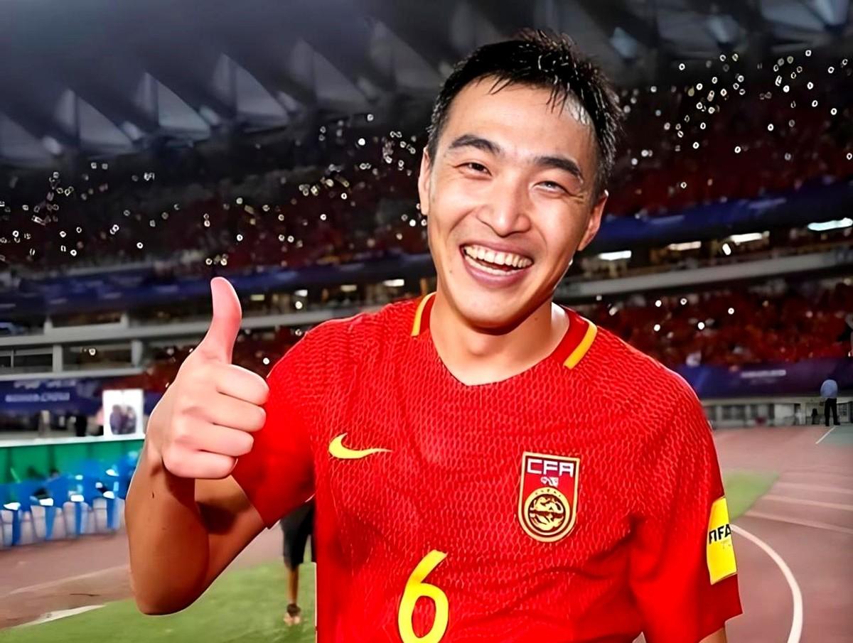 前国脚冯潇霆一句“咱们韩国队”惹了争议，但他心里那道坎，其实一直没过去。

他直