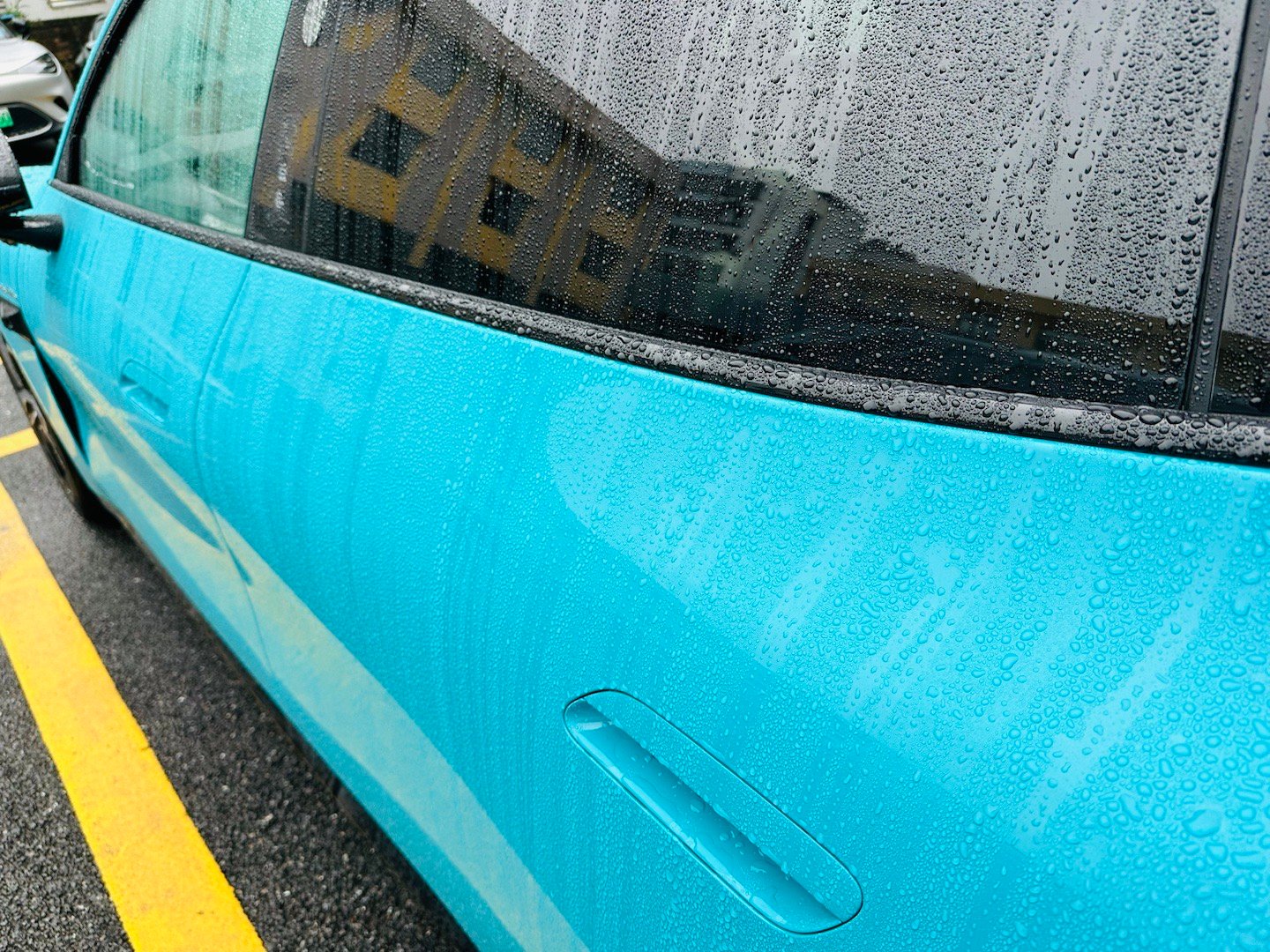 雨后车身上的流水线看着莫名治愈，这是干净和滑溜的漆面的专属福利了#大家车的小米s