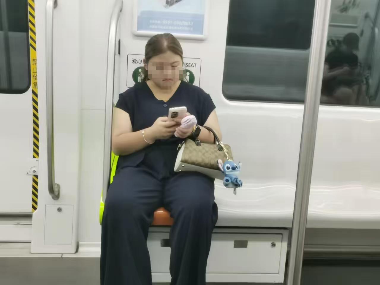 漂不漂亮跟身材真的没关系！我妹妹和这个女孩一样胖乎乎的，皮肤白的发亮，随时笑眯眯