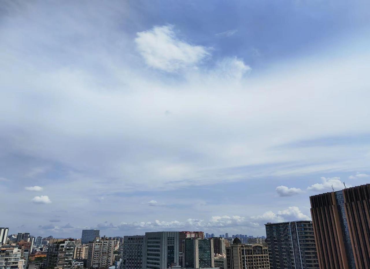 成都的天空。今天是2026年4月29日，成都晴。下了两天小雨，成都太阳又出来了，