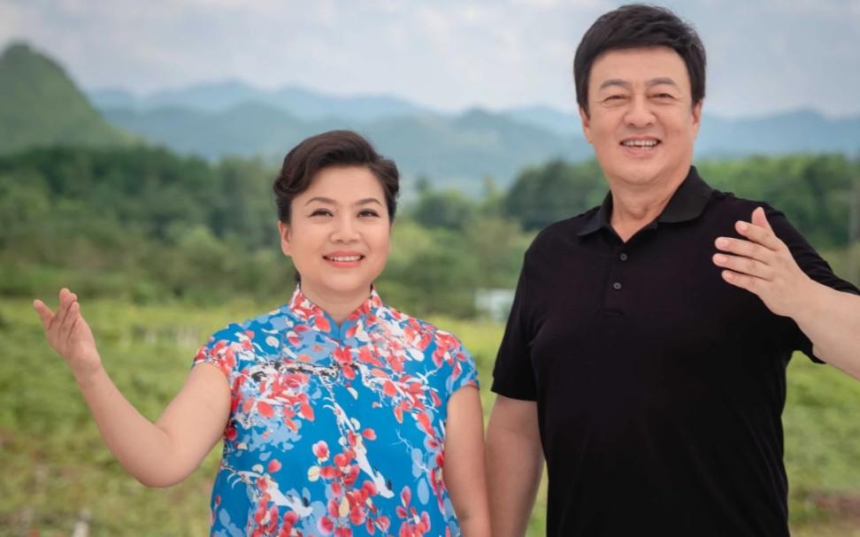 歌唱家张也和香港著名导演结婚不到两年就分手了。20多年始终没有结婚，一直陪伴着她