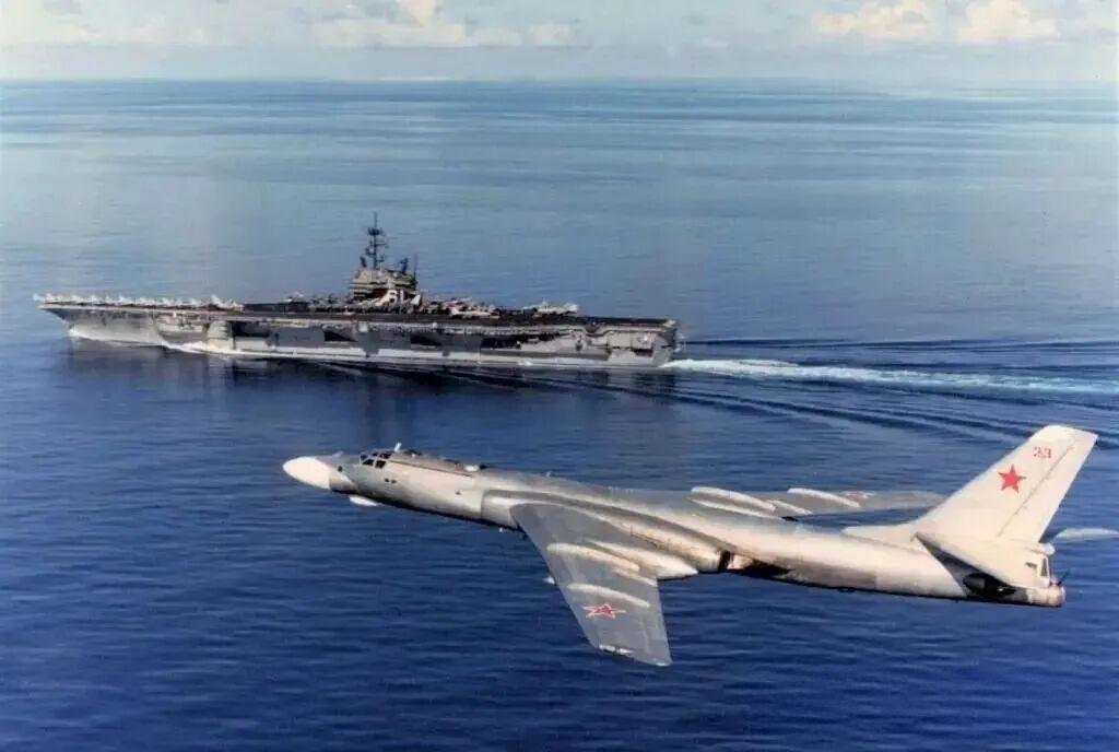 1989年，一架苏联图-16“獾”轰炸机从美国海军“突击者”号航空母舰（CV-6