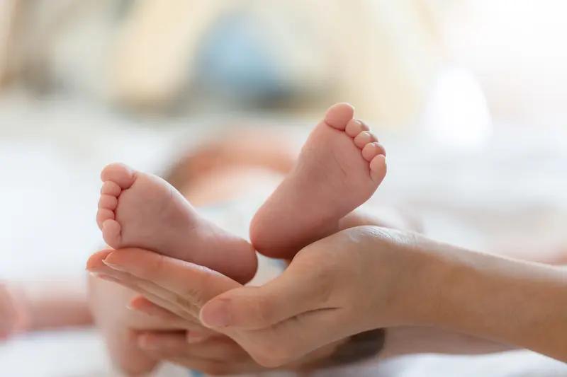 出生28天宝宝听懂“敬礼”指令
28天的宝宝能听懂“敬礼”指令？这事儿真神了！1