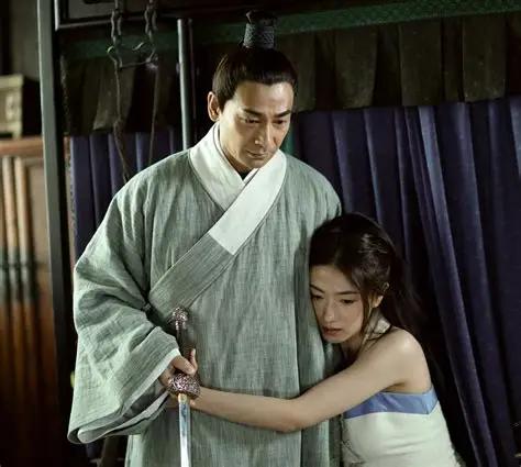 嘉靖末年，一个女人提着刀，横冲直撞地穿过军营外的院落。 
 
士兵们愣在原地，没