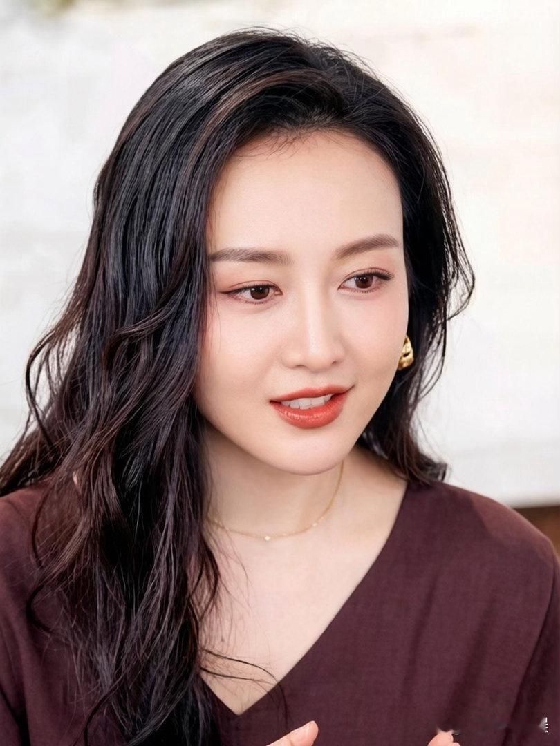 王鸥的笑容温柔又灵动，自带俏皮感，满满的元气感染力，看着格外治愈。 
