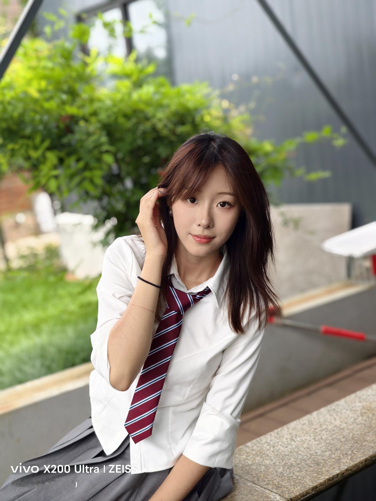 职场穿搭指南：优雅白衬衫+条纹领带