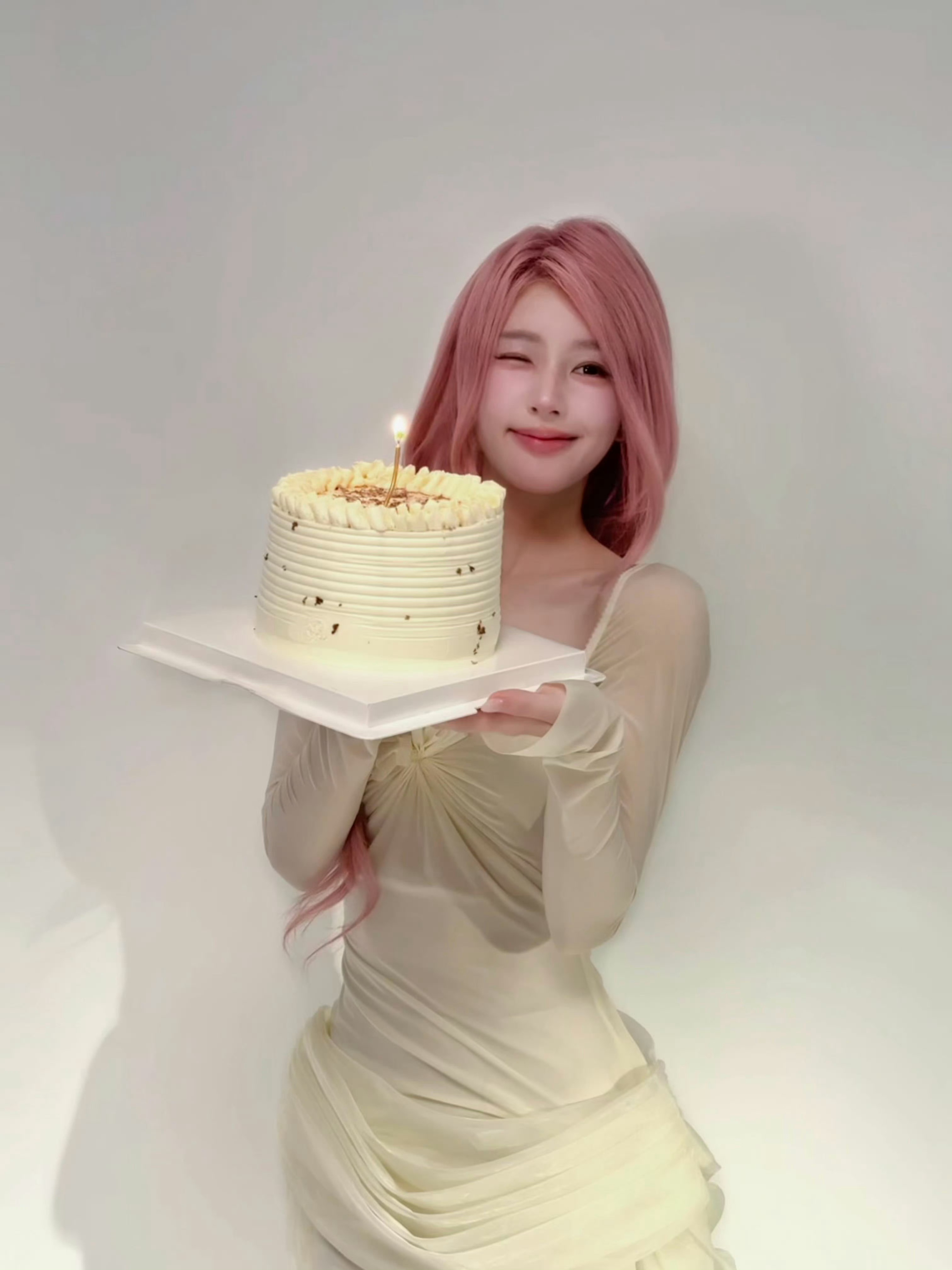 哇塞是粉发露思…亲爱的许妍小姐，一周年快乐…🌹 ​​​