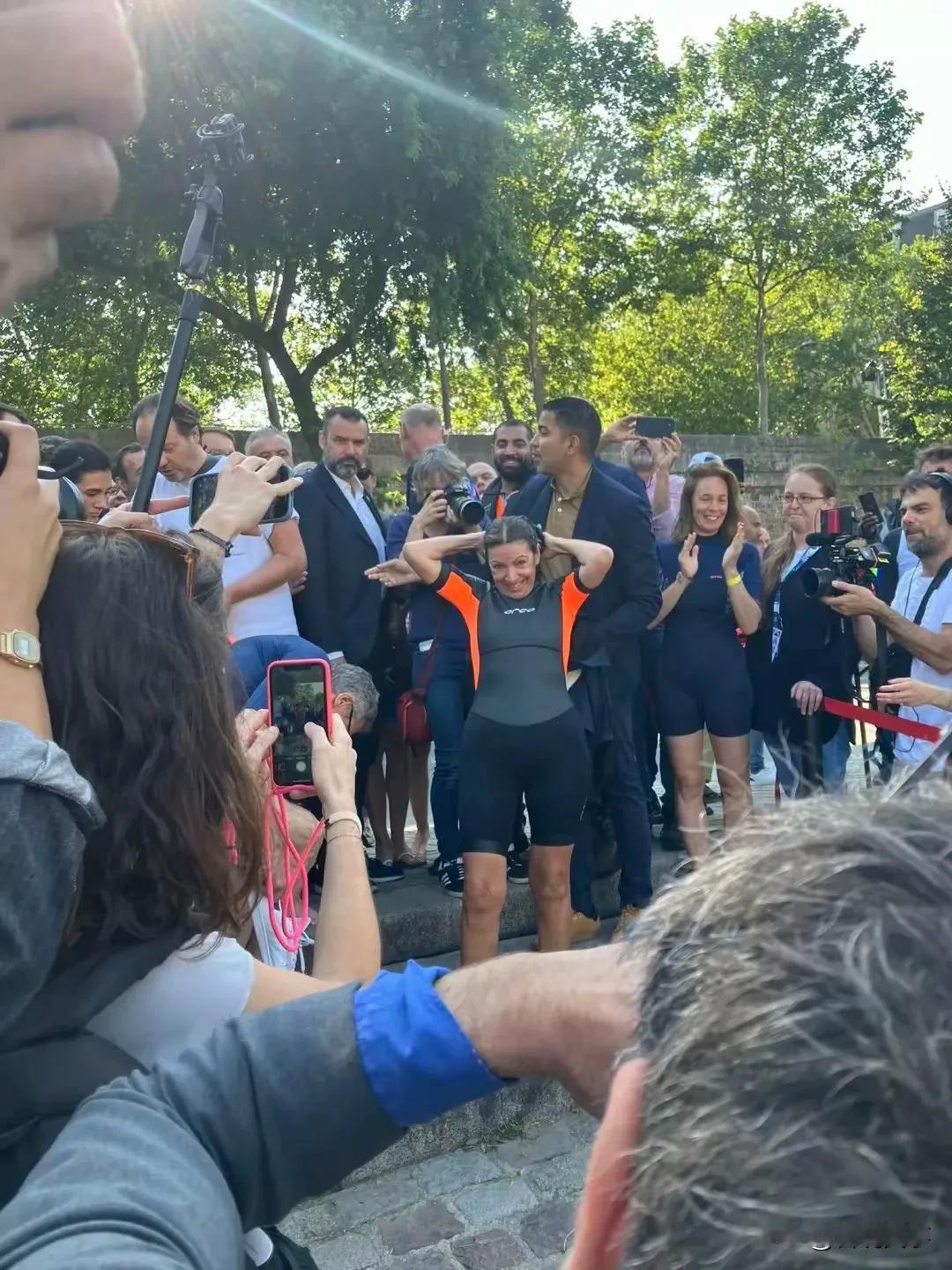 又跳了！为了奥运，真够拼的。
来自法新社（17）日消息，现年65岁的巴黎市长在当