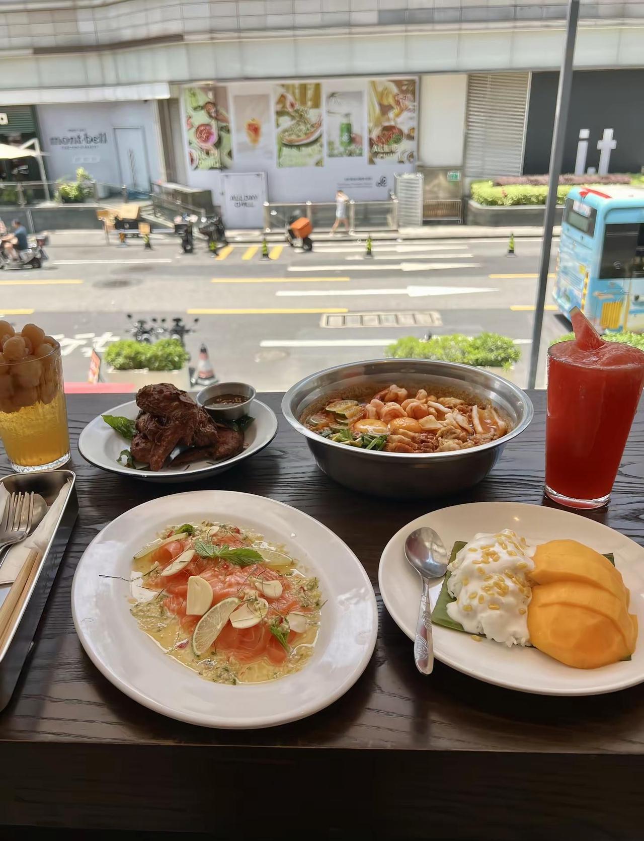 仿佛在泰兰德的街头吃mama面…一大pang上来…料超多！！大虾🦐 烧肉 鱿鱼