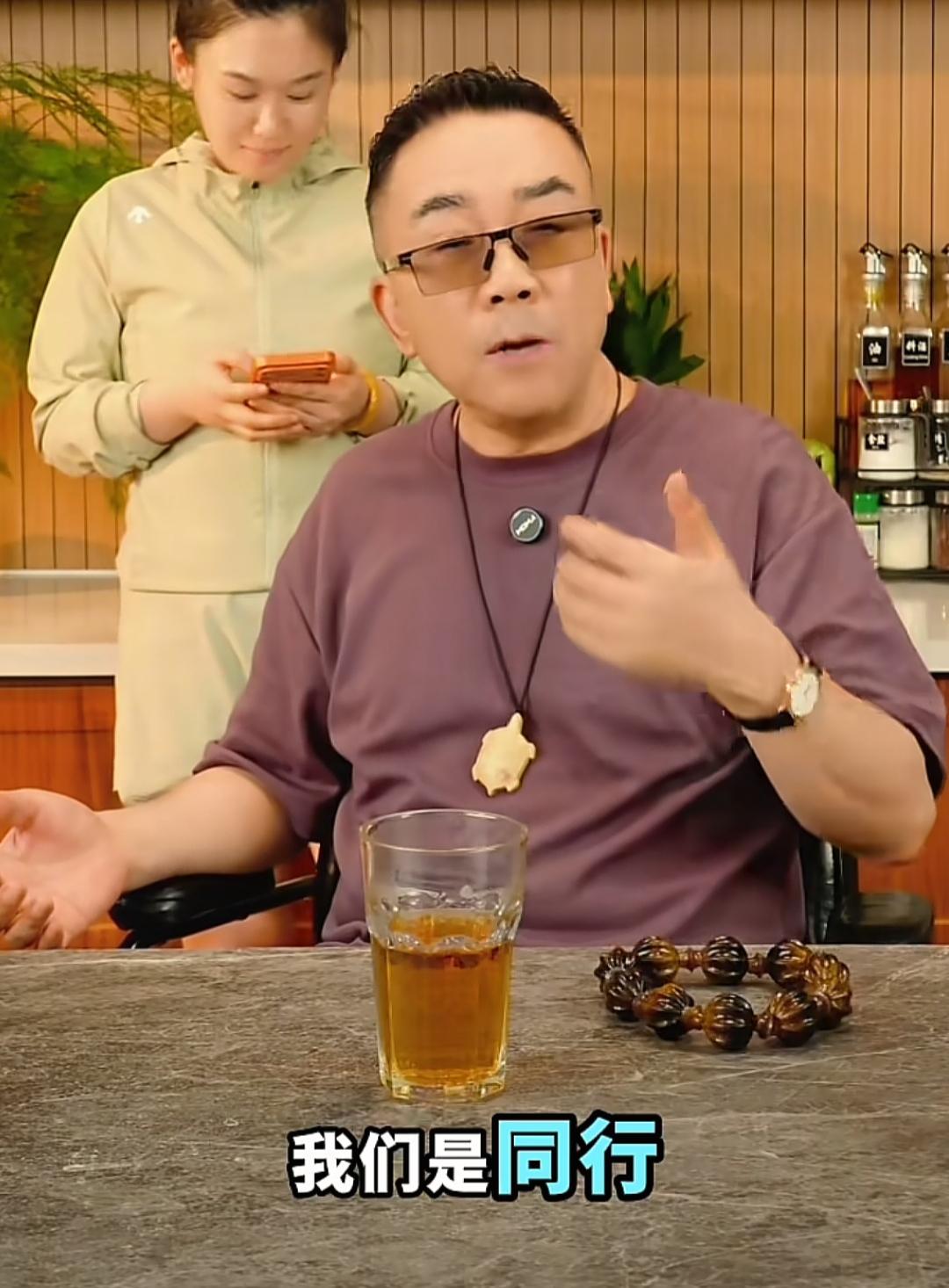 郭德纲出事后，
直播间里的粉丝，
问杨议是不是挺高兴，
杨议说咱没有幸灾乐祸，