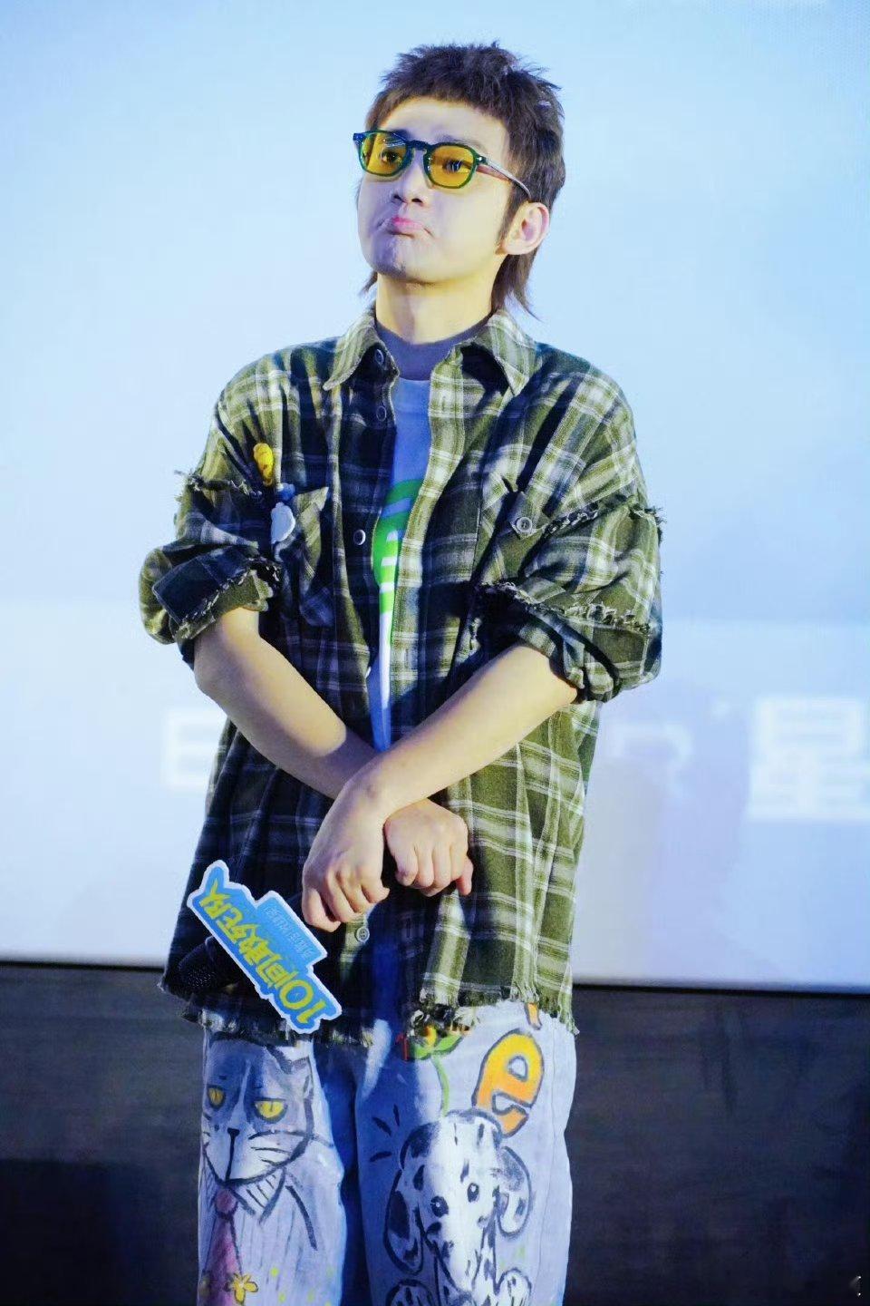 蒋龙10间敢死队路演哭了蒋龙发言哽咽了路演哽咽好真诚，勤奋演员值得被更多人看见，
