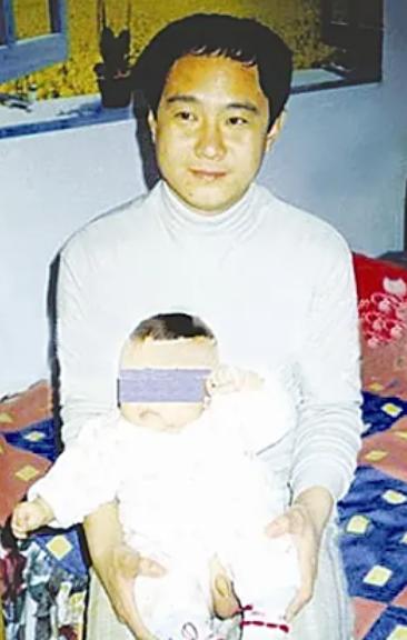 1983年，北京一名18岁少年，因抢了路人1顶帽子被判流氓罪，并处以死缓，他积极