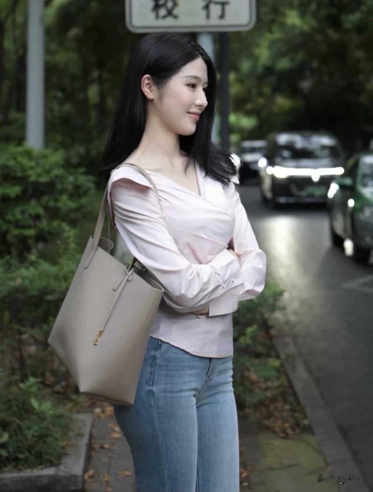 女人什么时候最迷人有魅力专注做事时，那种认真的态度很迷人。