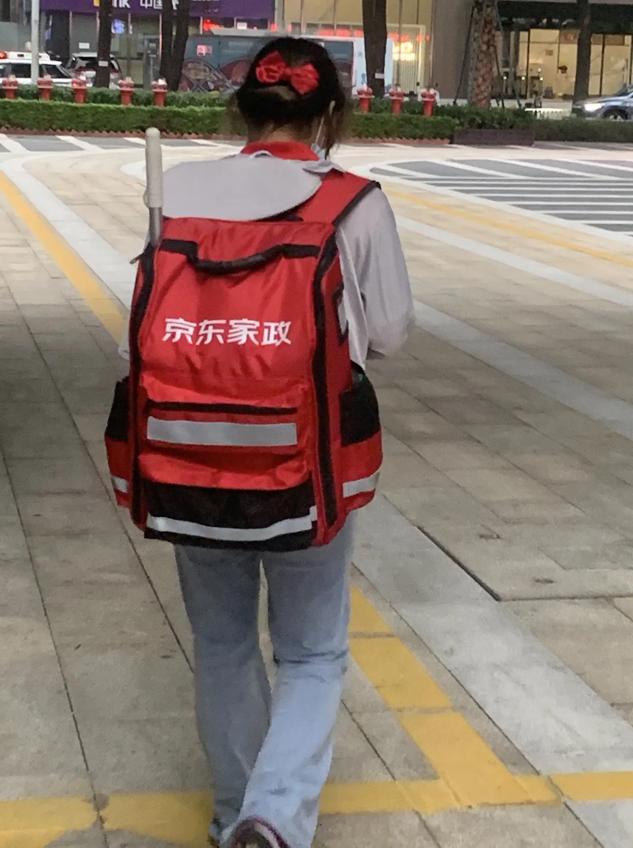 京东家政也做了，这让普通人咋活呀[捂脸]
这样的工作京东也抢着干。看来任何一份工