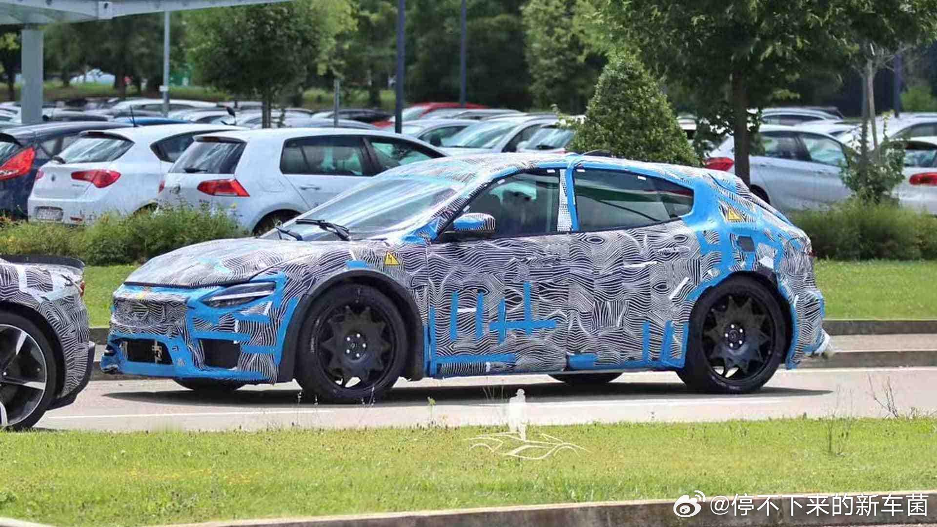 #这是你要的潮车吗# 疑似法拉利纯电动车测试照，还处于早期骡车状态#汽车# ​​