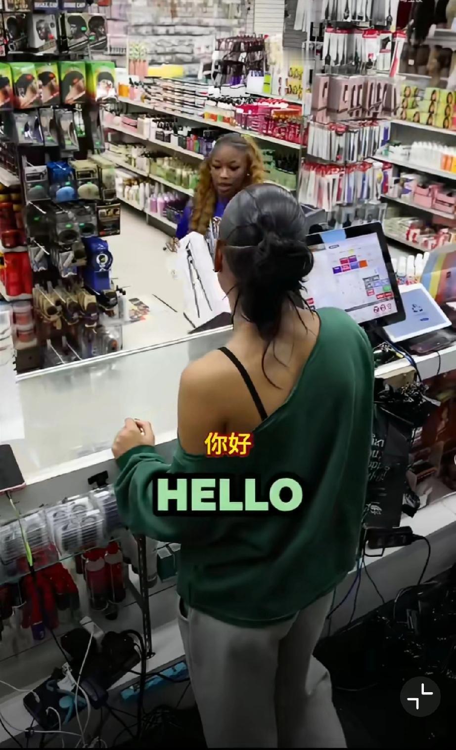 美国女子到超市购物要求按网购的价格结账…超市结账 老外超市扫货 海外条友说