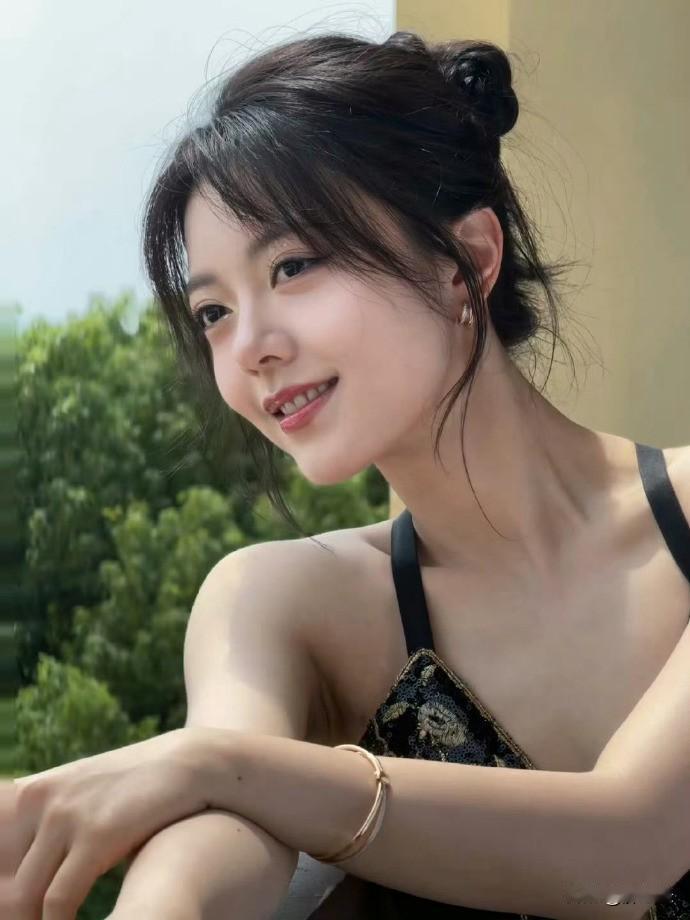 大家喜欢赵今麦吗？刚刚看到一组不同以往的美图，感觉让人眼前一亮啊！

她越来越美