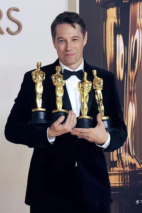 第98届奥斯卡颁奖礼现场，西班牙演员哈维尔·巴登作为颁奖嘉宾登台，一开口就把全场