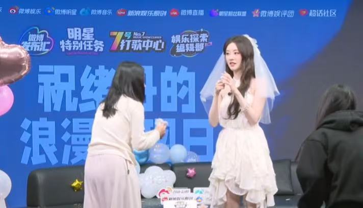 祝绪丹新浪扫楼直播 祝绪丹自制香水给大家香晕了刷到祝绪丹扫楼直播名场面！自带自制