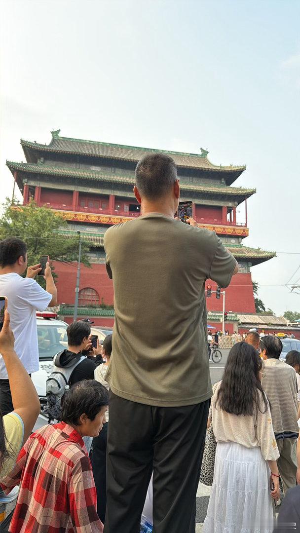 城脉长歌在鼓楼等红绿灯，最开始还以为这些人在拍鼓楼，好半天才反应过来是在拍美女交