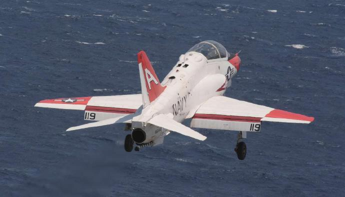 每天认识一件兵器 T-45“苍鹰”教练机T-45“苍鹰”（Goshawk）教练机