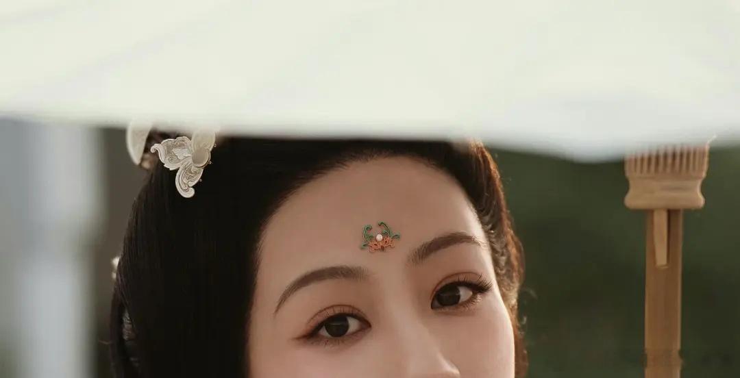 终于在影视剧里看到花钿额饰了，杨紫这个不是画的！ ​​​