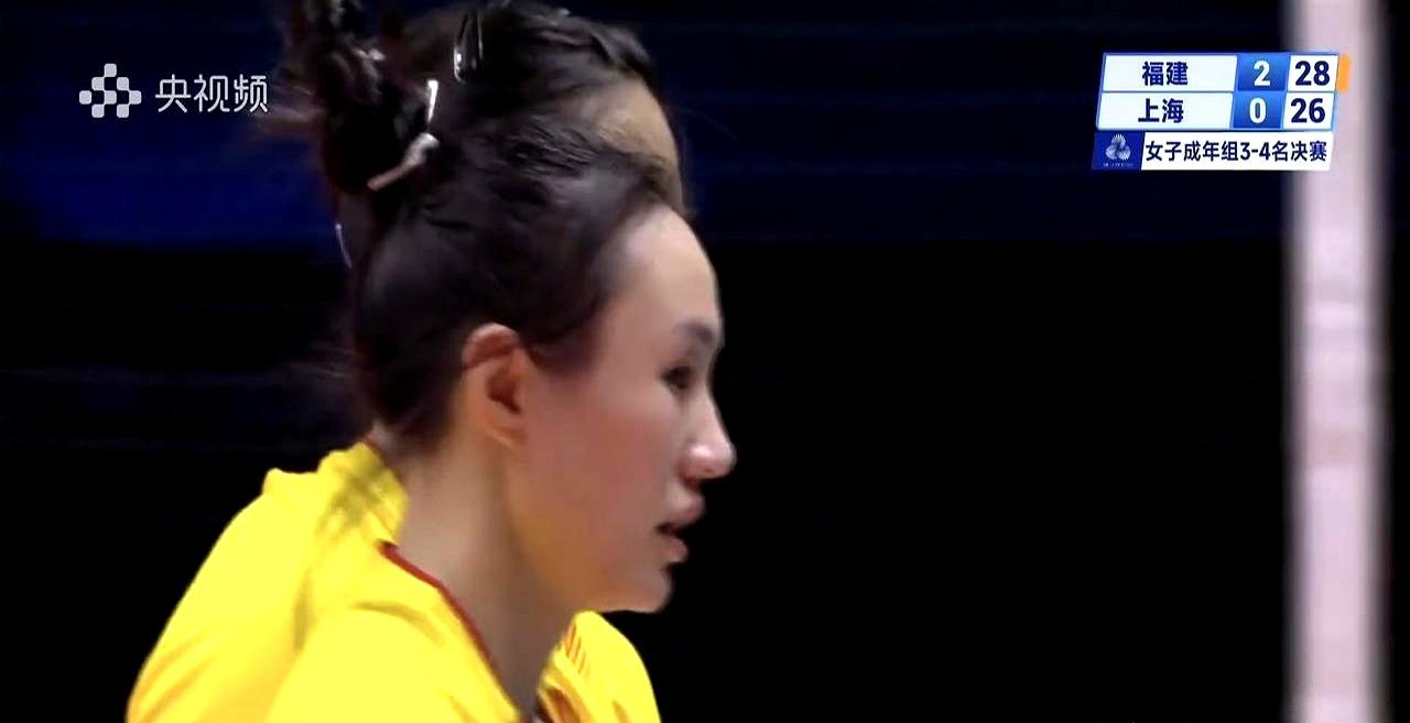 福建女排连续两局局末逆转上海，这波操作直接看懵观众！上海队关键分死抱仲慧不放，可