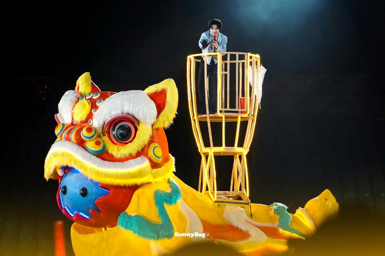 陈楚生广州演唱会的花车好美哦，这个醒狮和六毛结合在一起的创意很新颖，卡通六毛和传