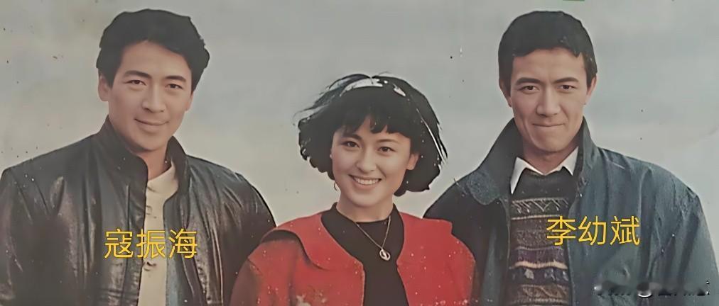 看到李幼斌、寇振海年轻时和一个女生的合影，真有种时光倒流的感觉。李幼斌那时候眼神