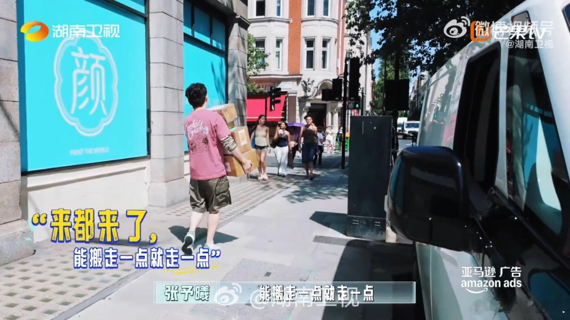 李佳琦搬的货比人都高伦敦合伙人一箱箱国货跨越山海运到伦敦，再亲手搬运归置，高高的