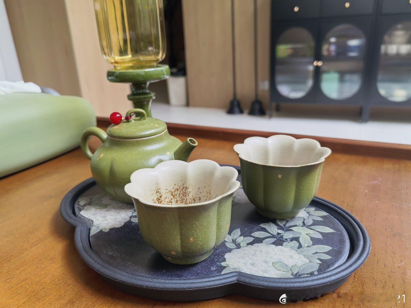 杯子肯定是雅致的。这个茶托有点差，像发了一个旧的给我。但是茶托只要7块钱，也就算
