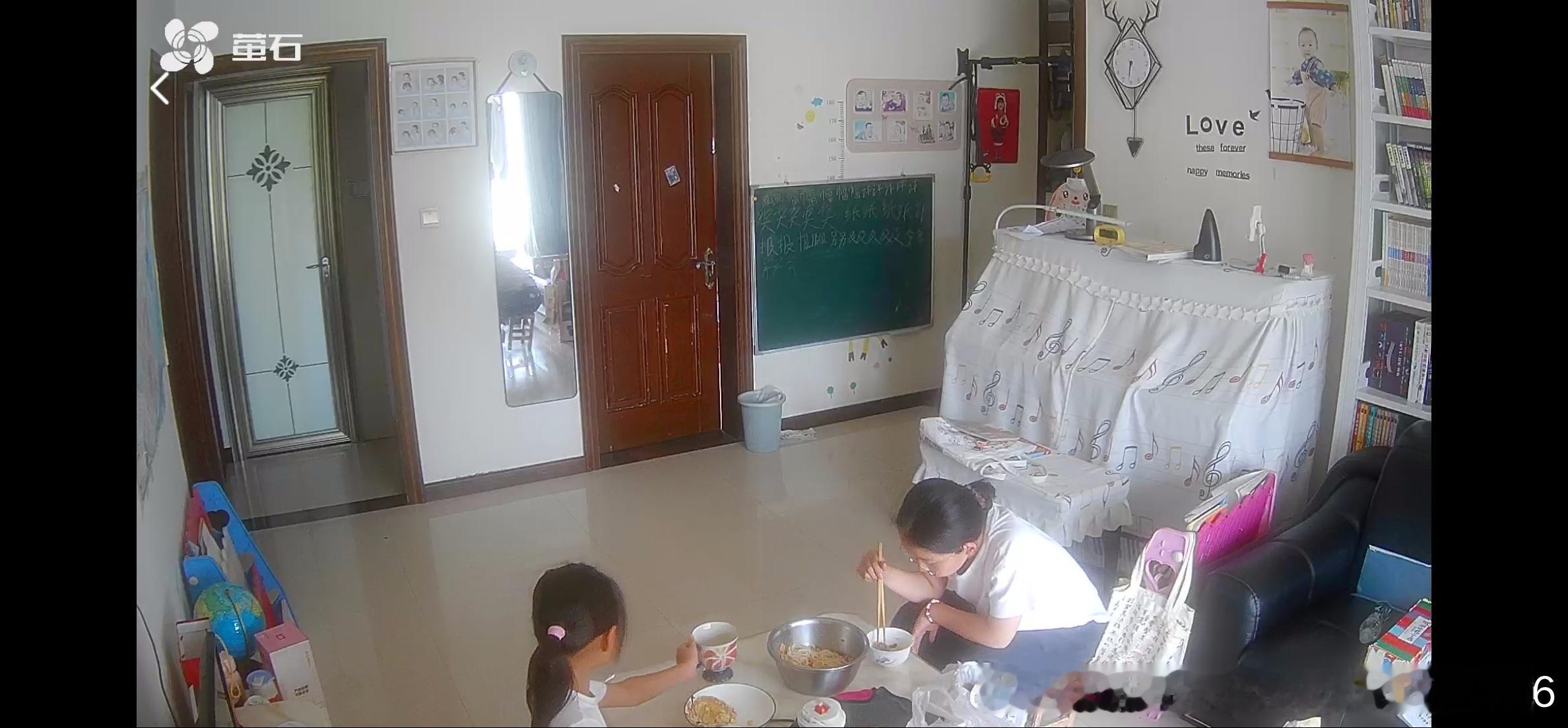 中午小北煮了螺丝粉，吃完俩人竟然都躺沙发听故事，还挤这么紧我不在家，俩人非常友爱