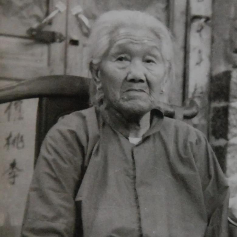 1941年，战士毕铁华不幸被抓，日军对他严刑拷打，用烙铁烙遍了他全身，日军以为他