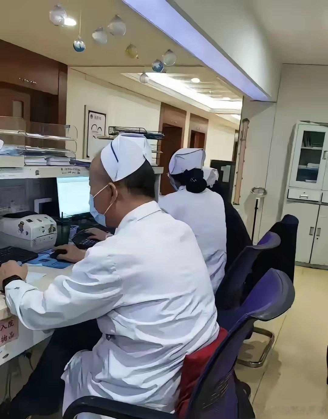 能不能给男护士专门做个护士帽？[污] 
