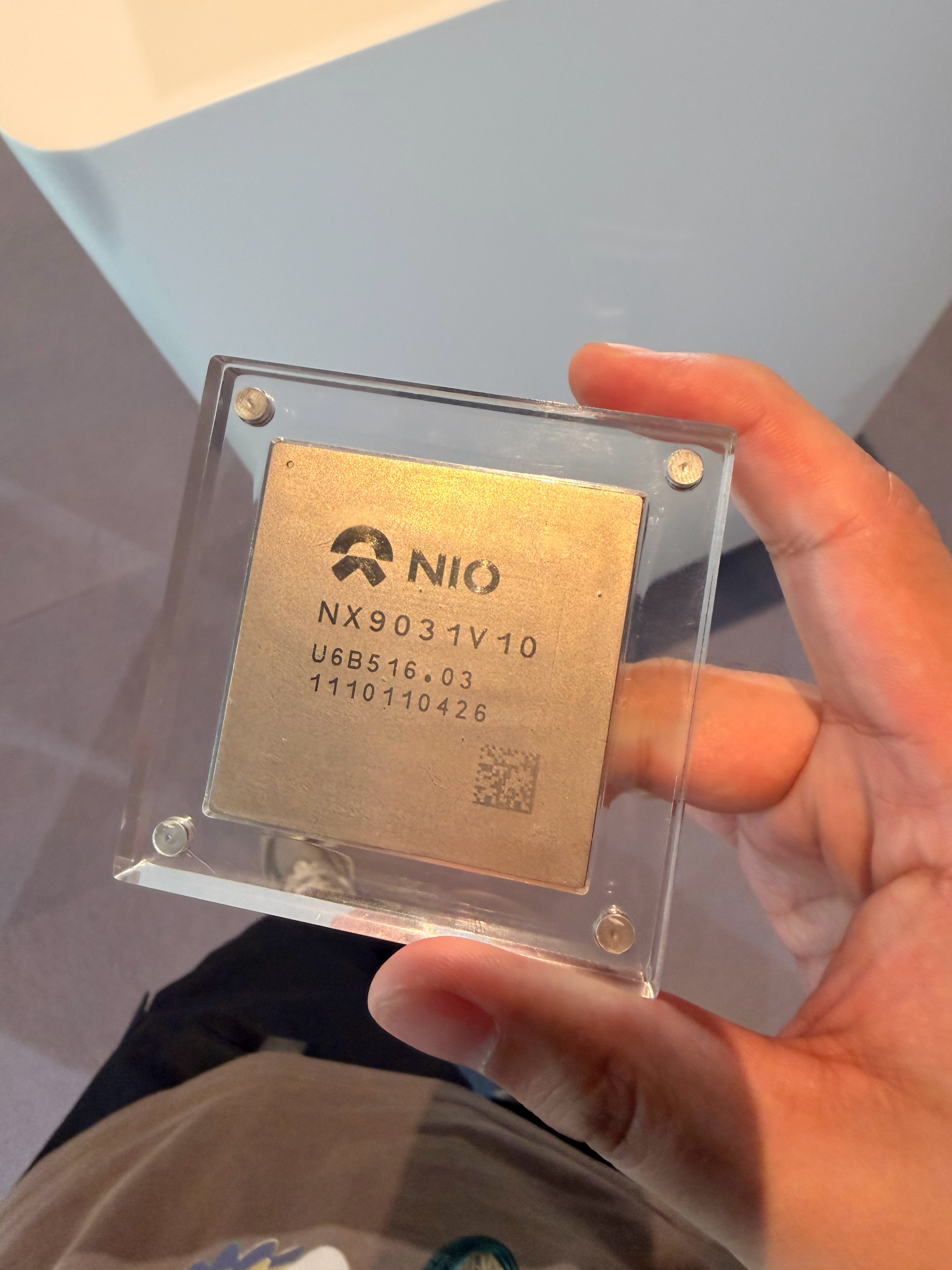 第一次见车芯片的实物，比我想象的大我以为是挺小一个的，听说豆包说蔚来研发这个芯片