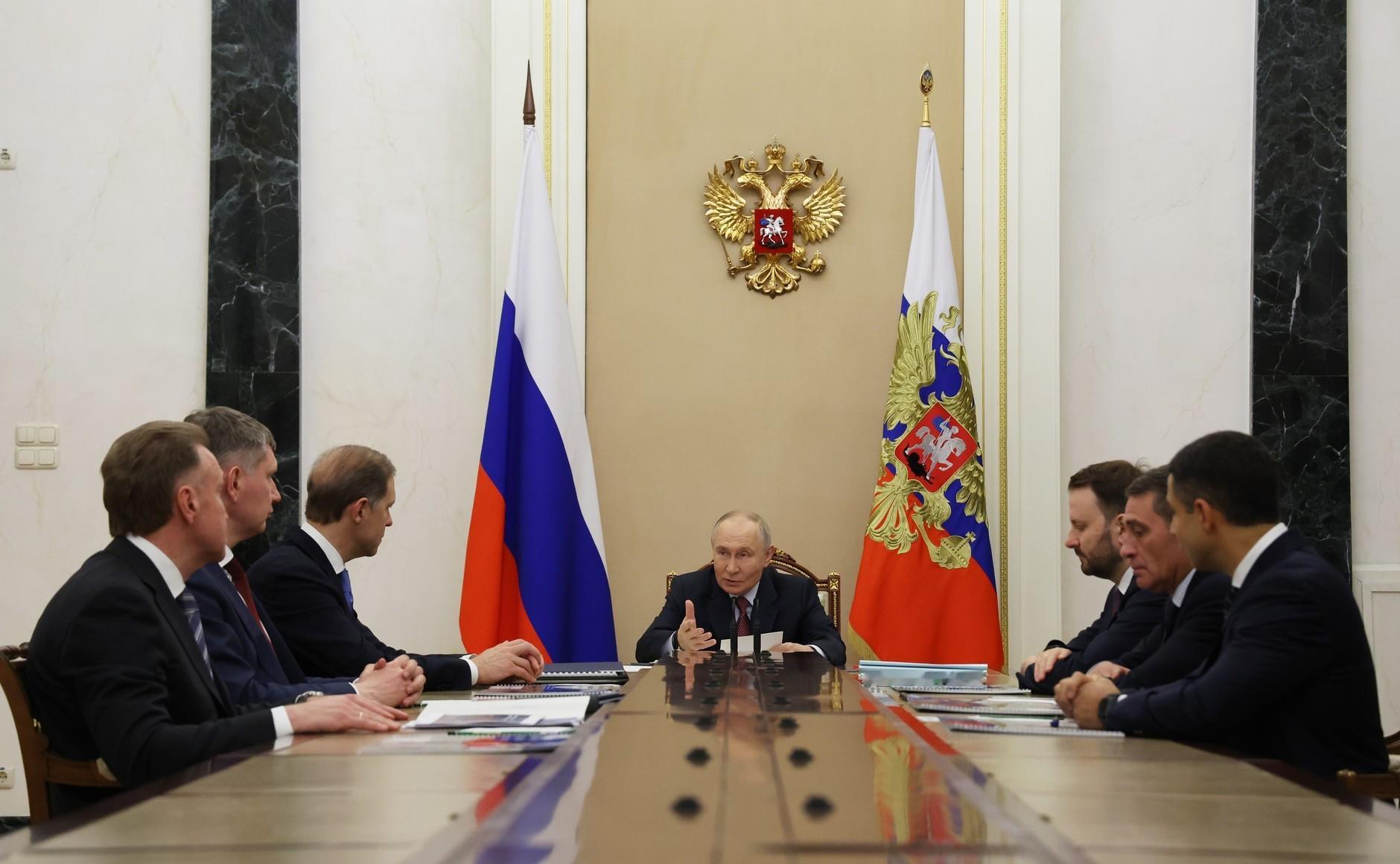 瓦洛佳小朋友  关于发展化学工业的会议总统主持召开关于发展国内化学工业的会议。2