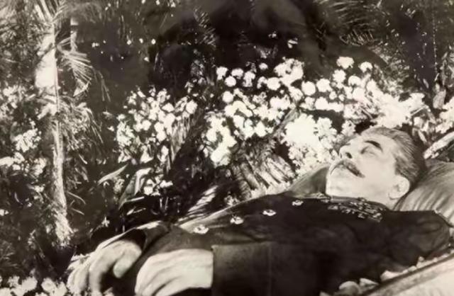 1961年，斯大林坟墓被挖开，军官们将其从水晶棺中抬了出来，迅速剥去他军服上的金