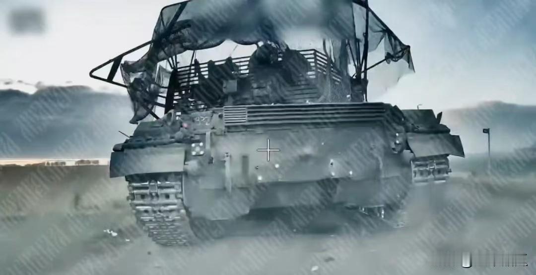 乌军在库尔斯克的一辆T65-1坦克，炮塔上面挂上了网架，可以看到就是铁丝网，俄军