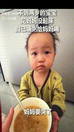 河北廊坊，发生在2月4号，一个不到两岁的孩子，看到妈妈还没起床，就摇摇晃晃地端着