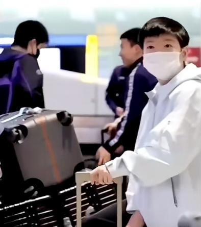昨天晚睡的人有福利啦！国乒已在凌晨安全抵达伦敦！经过十几个小时的飞行，看出来大家