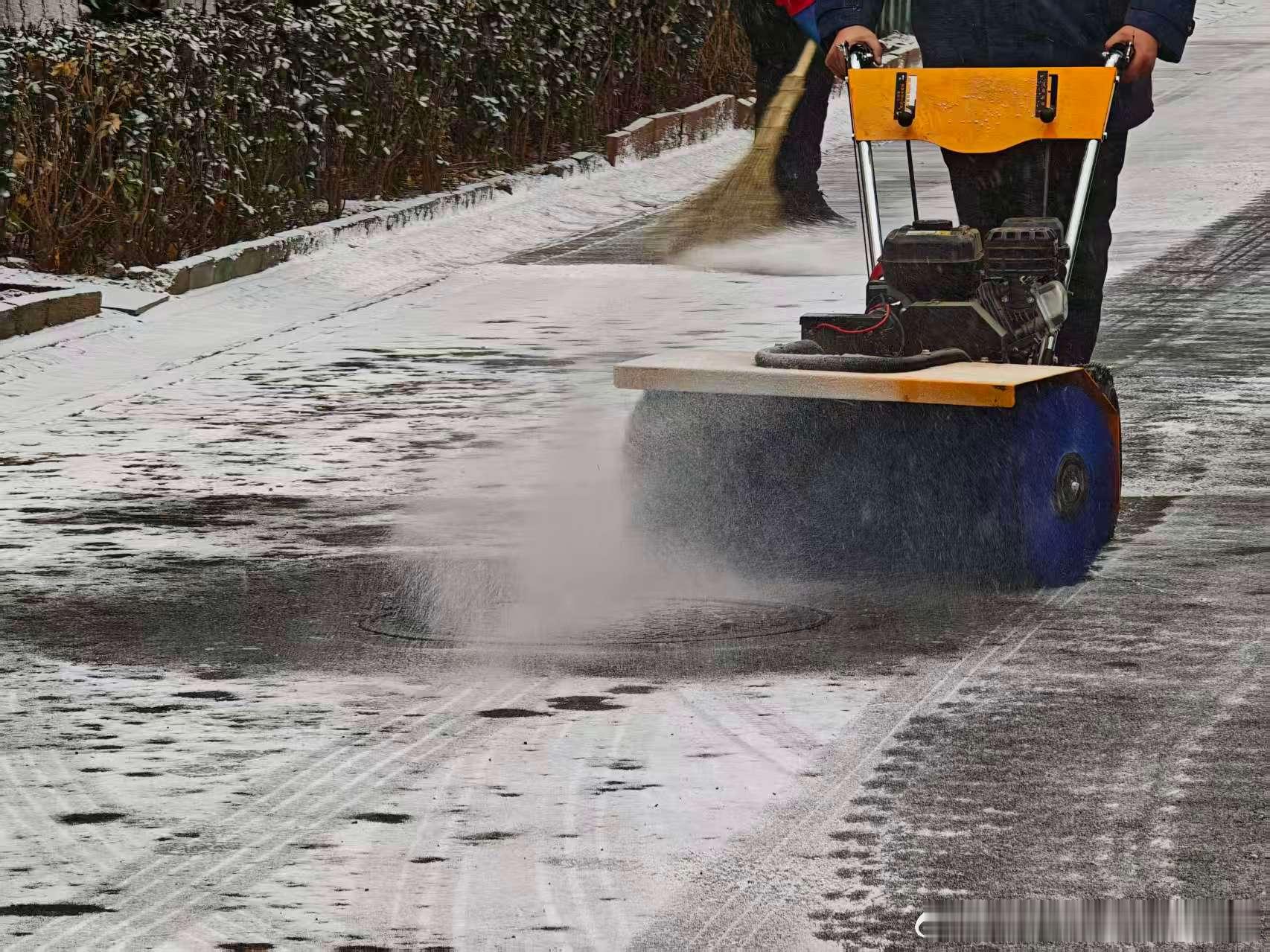 赏雪很爽，但在下雪天开车很难，一不小心很可能就会出现事故。分享几个下雪天开车的小