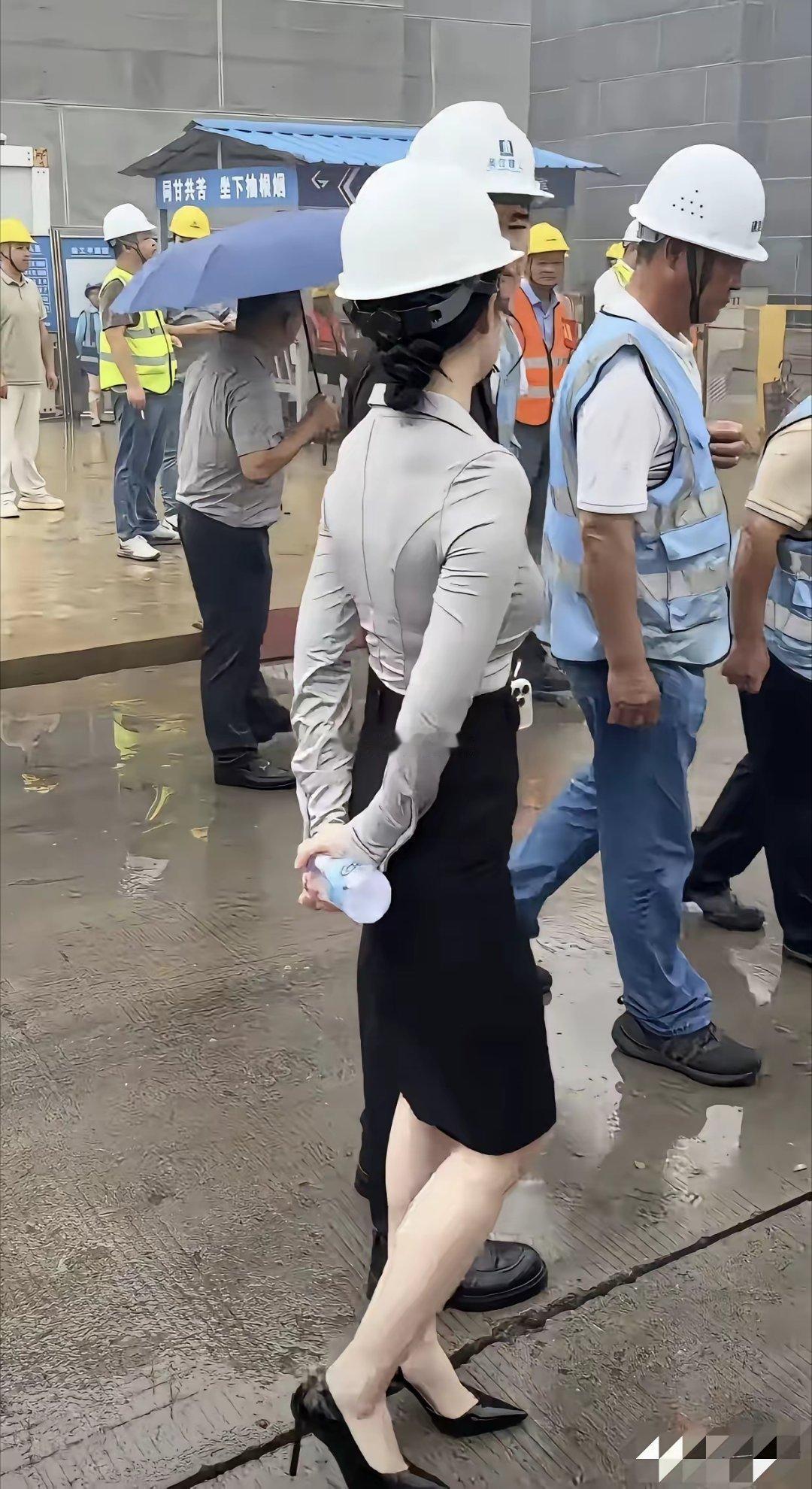 甲方领导就是好，巡视现场也穿的干干净净，不像我们，天天灰头土脸的！