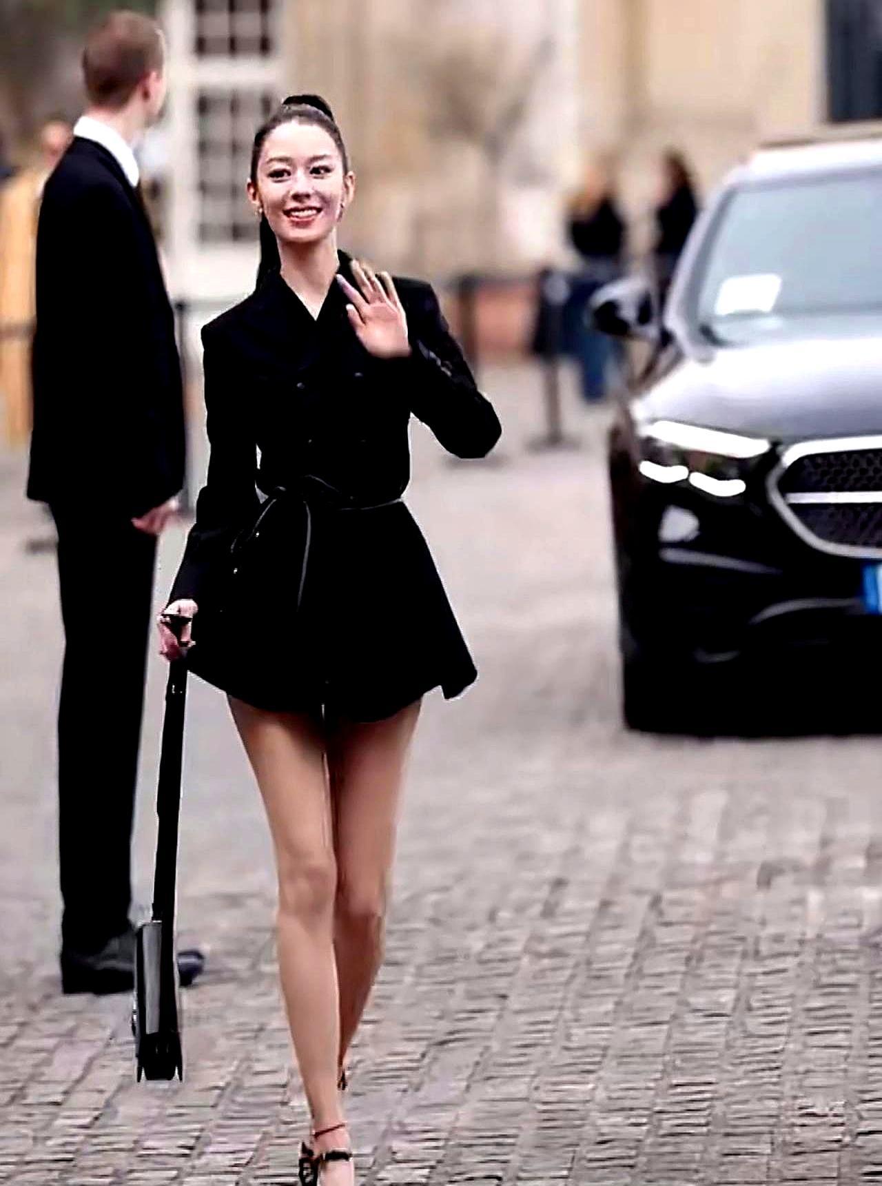 吉娜在巴黎街头走了十分钟，半条街的路人都忘了过马路。
 
1米67的个子踩12厘