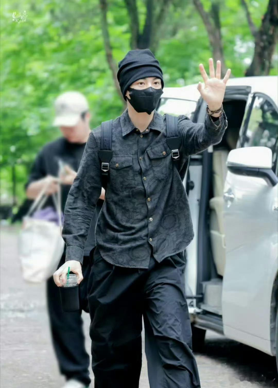 今日份书包仔上班啦！丁禹兮背着双肩包挥手打招呼真的好软乎乎呀！ 